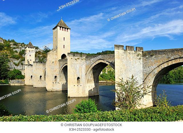 Pont Valentre, 14th-century stone arch bridge crossing the Lot River, Cahors, Lot department, region of Midi-Pyrenees, southwest of France, Europe