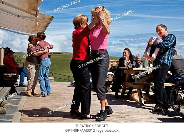 LUNCH DANCE DURING A TRIP ORGANIZED BY THE MAISON BASTIDE, NASBINALS, LOZERE 48, AUBRAC, FRANCE