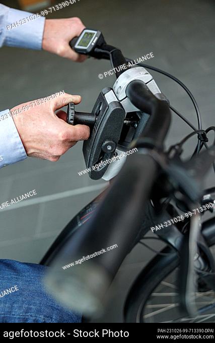 26 October 2023, Bavaria, Nuremberg: Josef Diersen presents his system for adjusting the handlebar position on a bicycle while riding during the Innovations...