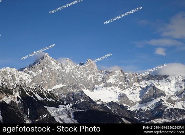 04 January 2021, Austria, Filzmoos: View of the Dachstein massif (south face). Photo: Daniel Karmann/dpa. - Filzmoos/Salzburg/Austria