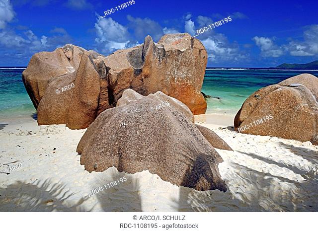 Strand und Granitfelsen am Traumstrand Source d'Argent, Insel La Digue, Seychellen