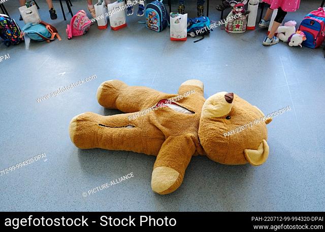 12 July 2022, Saxony, Leipzig: A plush teddy lies in the hospital of the University of Leipzig. From 12 to 14 July 2022, the traditional consultation hours in...