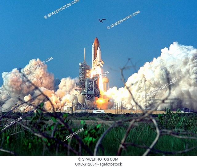 06/02/1998 --- Startled by the thunderous roar of the Space Shuttle Discovery’s engines as it lifts off, a bird hurriedly leaves the Launch Pad 39A area for a...