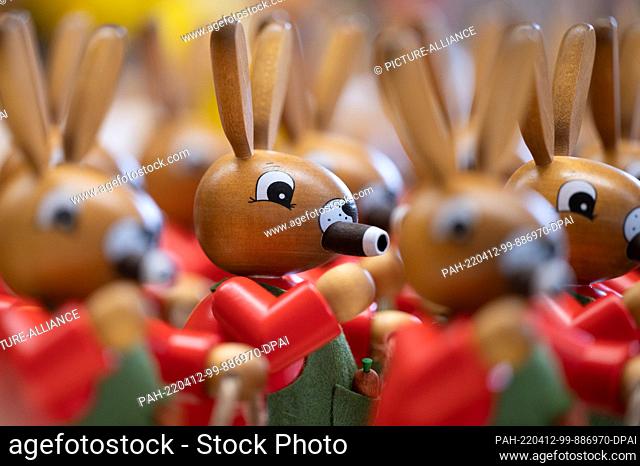 06 April 2022, Saxony, Seiffen: Numerous smoking bunnies are in the production of the wood art manufactory Müller. The master wood toy maker Ringo Müller from...