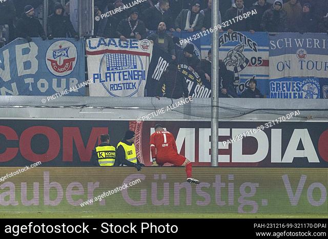 15 December 2023, North Rhine-Westphalia, Paderborn: Soccer: Bundesliga 2, SC Paderborn 07 - Hansa Rostock, Matchday 17, Home Deluxe Arena: Rostock goalkeeper...