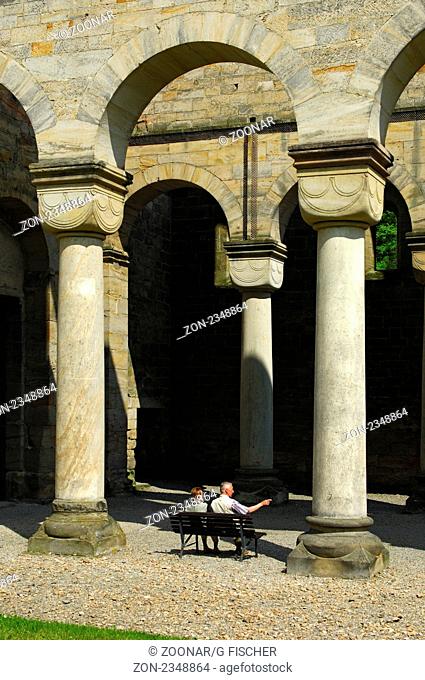Besucher im Säulengang mit romanischen Rundsäulen, Klosterruine Paulinzella, Rottenbachtal, Thüringen, Deutschland / Visitors in the colonnade of romanesque...