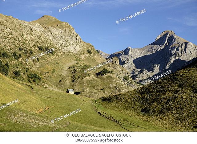 cabaña de Linza, Petrachema-Ansabere (2378 mts), Hoya de la Solana, Parque natural de los Valles Occidentales, Huesca, cordillera de los pirineos, Spain, Europe