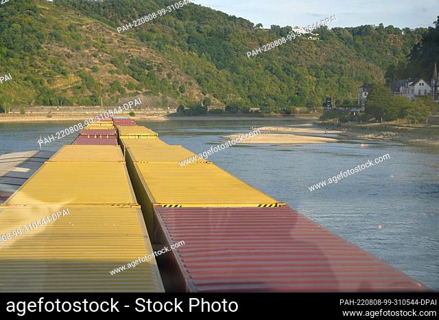 PRODUCTION - 02 August 2022, Rhineland-Palatinate, St. Goar: The push boat ""Alorba"" passes a sandbank near the Loreley