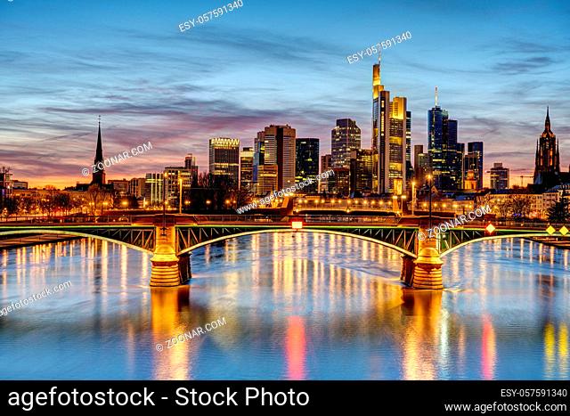 Dramatischer Sonnenuntergang über der Frankfurter Innenstadt und dem Main