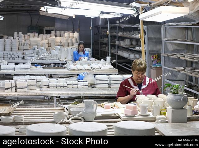 RUSSIA, SVERDLOVSK REGION - DECEMBER 4, 2023: Employees are at work at a cast shop of the Sysert porcelain factory. Donat Sorokin/TASS