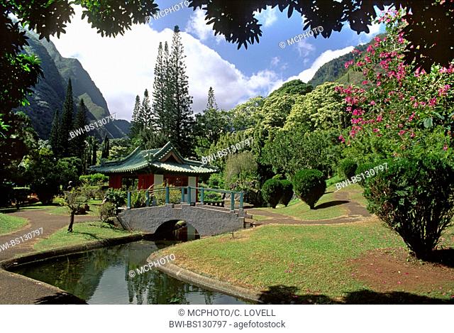 CHINESE BRIDGE & cultural display in the IAO VALLEY STATE PARK, considered sacred by the Hawaiians, Hawaii, Maui