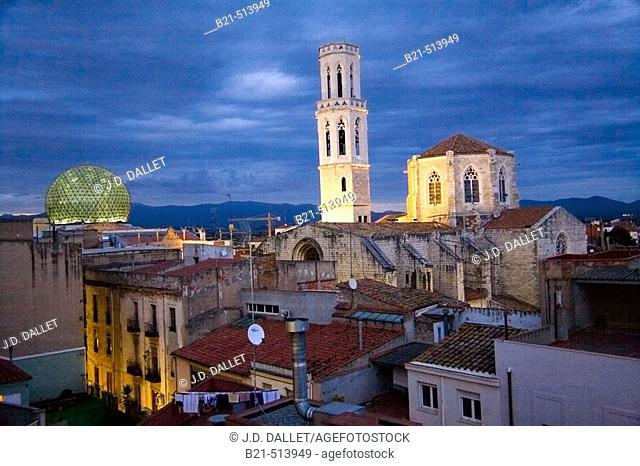 Dome of Dalí Museum and church of Sant Pere, Figueres skyline. Girona province, Catalonia, Spain