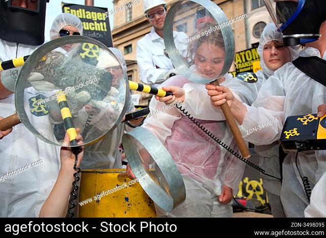 symbolische Atommüll-Endlagersuche auf dem Odeonsplatz, Protestaktion der Organisation Campact zum Bundestagswahlkampf