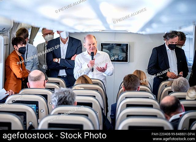 08 April 2022, Berlin: German Chancellor Olaf Scholz (SPD), talks to journalists aboard an Air Force Airbus during the flight from Berlin to London