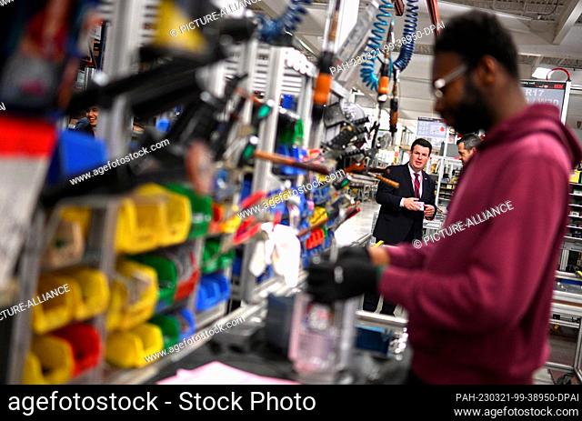 21 March 2023, Canada, Toronto: Hubertus Heil (SPD, back), Federal Minister of Labor and Social Affairs, during a visit to SEW-EURODRIVE Company of Canada Ltd