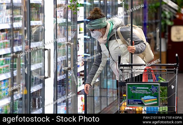 18 January 2021, Bavaria, Neubiberg: A woman wears an FFP2 protective mask while shopping in a supermarket. Since 18.01.2021