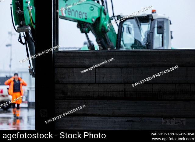 21 December 2023, North Rhine-Westphalia, Duesseldorf: City employees close the gate at the Lower Rhine Wharf to the Old Port
