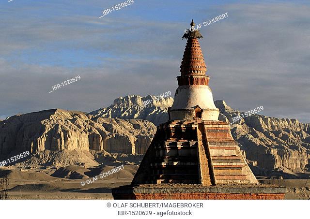 Stupa or chorten, near Toling Temple in the ancient Kingdom of Guge, Western Tibet, Ngari Province, Tibet, China, Asia
