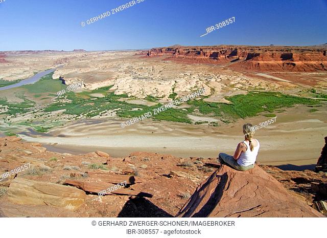 Woman looking over the Glen Canyon National Recreation Area from the Hite viewpoint, Colorado Plateau, Utah, USA