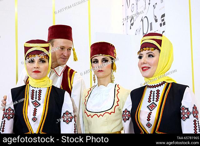 RUSSIA, MOSCOW - 15 DE DICIEMBRE, 2023: Participantes en el Día de Crimea exhiben trajes tradicionales durante la exposición internacional de Rusia Expo y el...