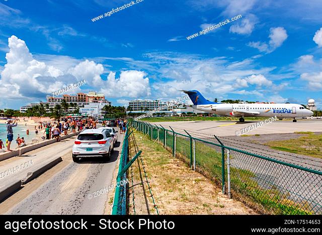 Sint Maarten, Niederländische Antillen - 17. September 2016: Eine Fokker 70 der Insel Air mit dem Kennzeichen P4-FKC auf dem Flughafen von St