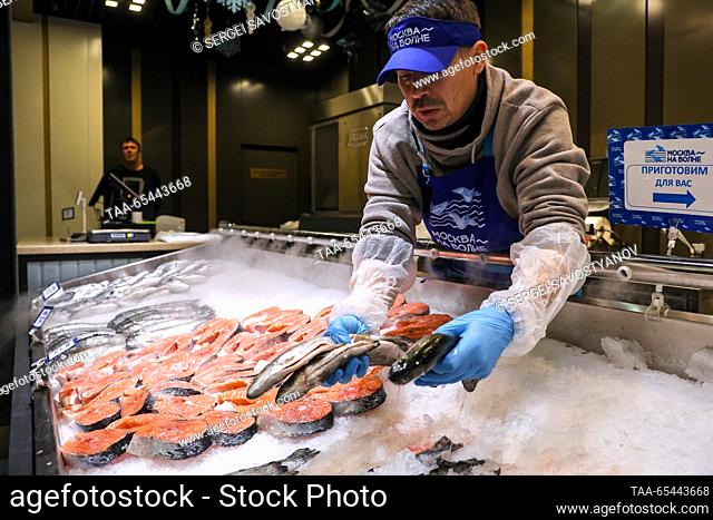 RUSSIA, MOSCOW - DECEMBER 3, 2023: A vendor at work at ""Moskva - Na Volne"", a newly opened fish market at the Gorod Kosino Shopping Centre