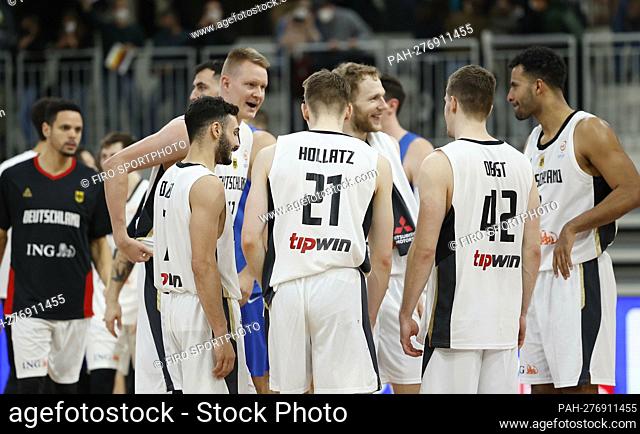 firo : Basketball: February 28th, 2022, Germany - Israel, FIBA Basketball World Cup Qualifiers, Group D The German team celebrates the victory Teamkreis