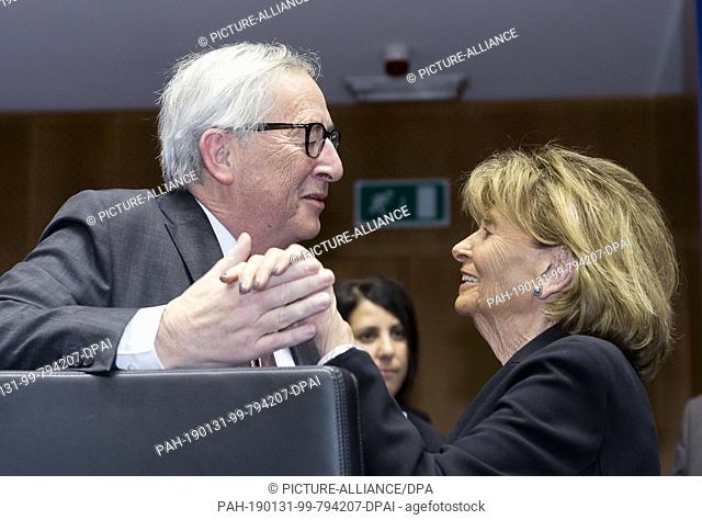 30 January 2019, Belgium, Brüssel: 30.01.2019, Belgium, Brussels: President of the European Commission Jean-Claude Juncker (L) kiss the hand of the President of...