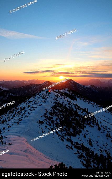 Sunrise between the small Traithen (1722m) and the large Traithen (1851m), seen from the Auerspitze. Europe, Germany, Bavaria, Upper Bavaria, Bavarian Alps