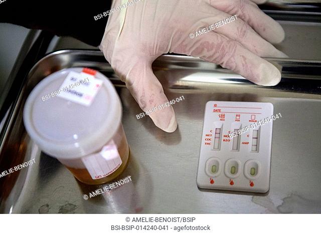 Reportage in an adult psychiatric unit in the Nant Foundation in Switzerland. The team carry out drugs tests on a new patient on admission and during the...