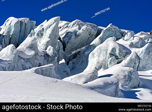 Türme aus Gletschereis, Seracs, auf dem Feegletscher, Saas-Fee, Wallis, Schweiz / Blocks of glacial ice, seracs, of the Feegletscher glacier, Saas-Fee, Valais