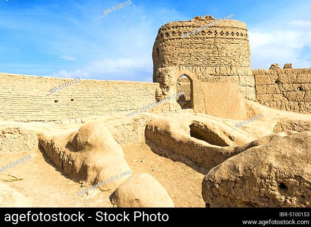 Narin Qal’eh, Tower and ramparts, mud-brick fortress, Meybod, Yazd Province, Iran, Asia