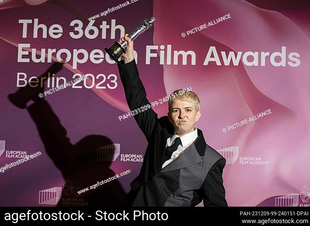 09 December 2023, Berlin: Molly Manning Walker, director, presents her award in the ""European Discovery - Prix FIPRESCI"" category for the film ""How to Have...