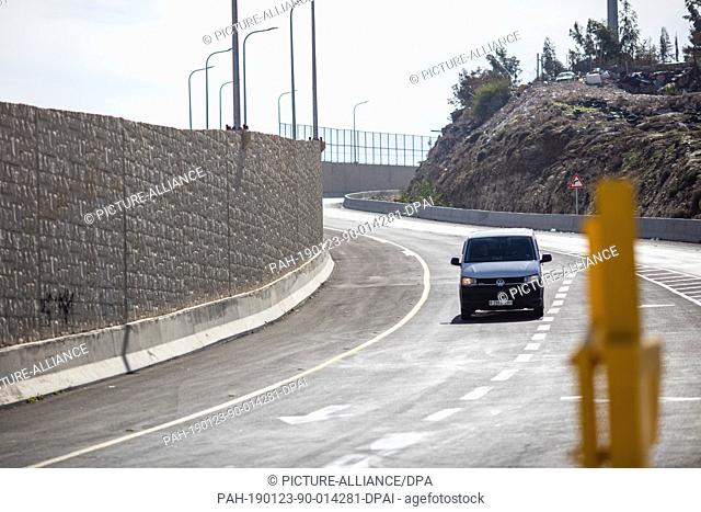 23 January 2019, Palestinian Territories, Anata: A vehicle drives on the right side of the wall along the newly opened Route 4370 Israeli highway near the...