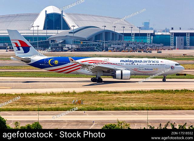 Guangzhou, China - 24. September 2019: Ein Airbus A330-200 Flugzeug der Malaysia Airlines mit dem Kennzeichen 9M-MTX auf dem Flughafen Guangzhou Baiyun (CAN) in...