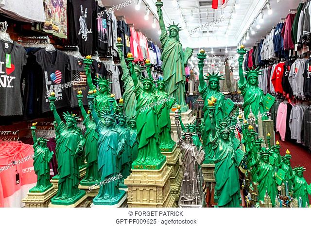SOUVENIR SHOP WITH THE STATUE OF LIBERTY, MANHATTAN, NEW YORK, UNITED STATES, USA