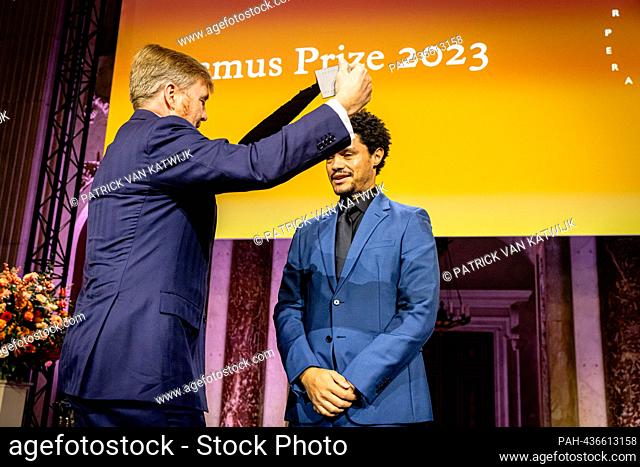 AMSTERDAM, NETHERLANDS - 28 de NOVIEMBRE: Comedian Trevor Noah recibe el Premio Erasmus presentado por el Rey Willem-Alexander de Holanda en el Palacio Real...
