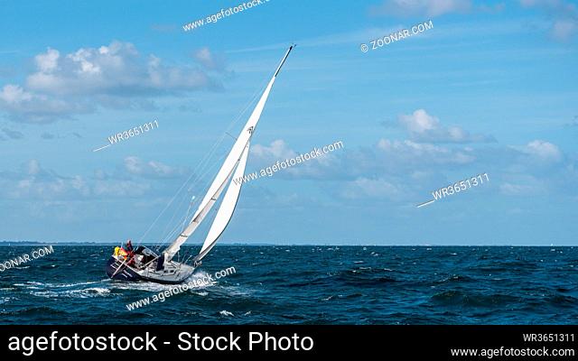 Segelyacht unter Segel auf der Ostsee. Rigged sailing boat on Baltic Sea