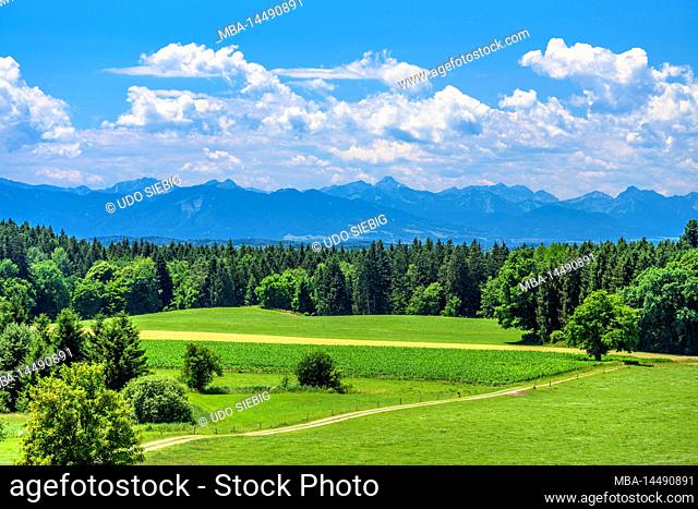 Germany, Bavaria, Tölzer Land, Münsing, district Weipertshausen, view from St. Koloman against alpine chain