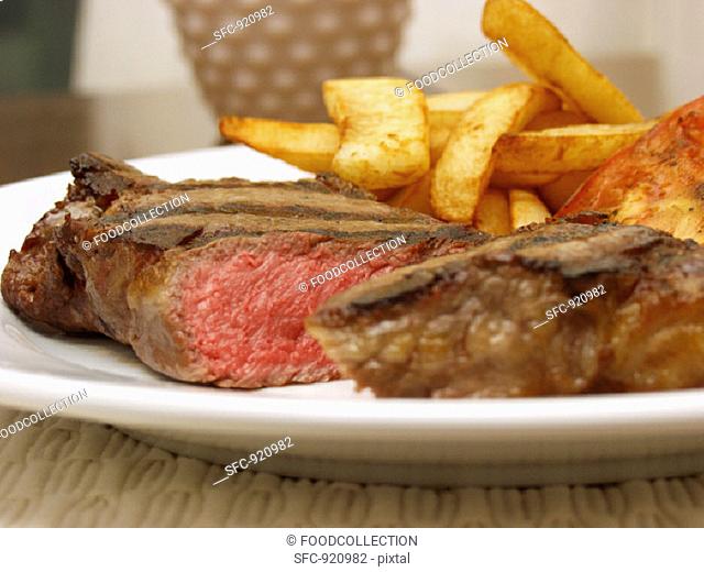 Medium sirloin steak with chips