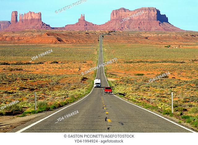 One of the most famous images of the Monument Valley is the long straight road (US 163)leading across flat desert towards sandstone buttes and pinnacles rock