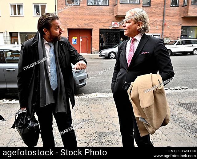 STOCKHOLM 20230320 Äldre broderns försvarare, advokat Anton Strand (vänster), och yngre broderns försvarare, advokat Björn Sandin