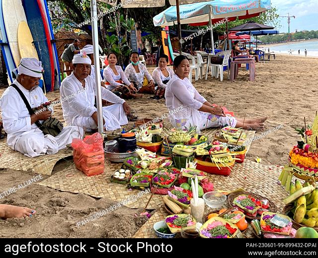 FILED - 12 October 2022, Indonesia, Kuta: Balinese people celebrate a religious Hindu ceremony on the beach of Kuta. Bali