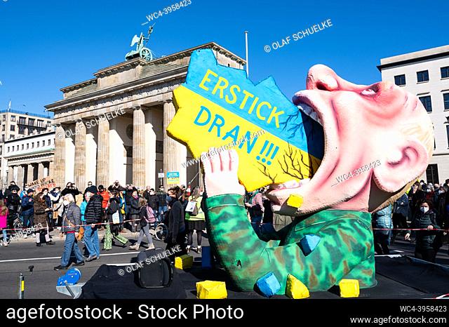 Berlin, Germany, Europe - A carnival float by the sculptor and carriage builder Jacques Tilly passes by the Brandenburg Gate depicting Wladimir Putin made of...