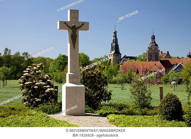 Crucifix and castle, Raesfeld, Hohe Mark Nature Reserve, Muensterland, North Rhine-Westphalia, Germany, Europe