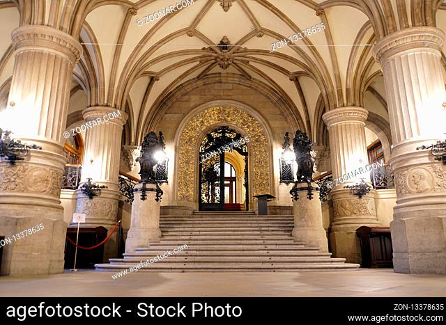 Säulen und Bögen in der Eingangshalle des Rathaus, Hamburg, Deutschland