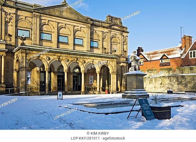 England, North Yorkshire, York, The statue of York artist William Etty, erected in 1911, in the snow covered Exhibition Square outside York Art Gallery City Art...