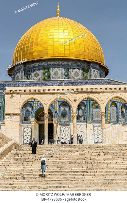 Tourists on a staircase with archway in front of the Dome of the Rock, also Qubbat As-sachra, Kipat Hasela, Temple Mount, Old Town, Jerusalem, Israel