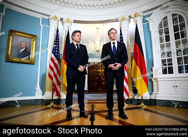 07 February 2023, USA, Washington, D.C.: Robert Habeck (Bündnis 90/Die Grünen, l), German Minister for Economic Affairs and Climate Protection