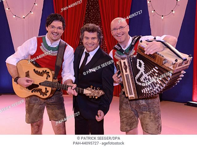 dpa-Exclusive - Austrian television presenter and singer Andy Borg (C) cheers with the members of the music group 'Zillertaler Mander' during a rehearsal for...